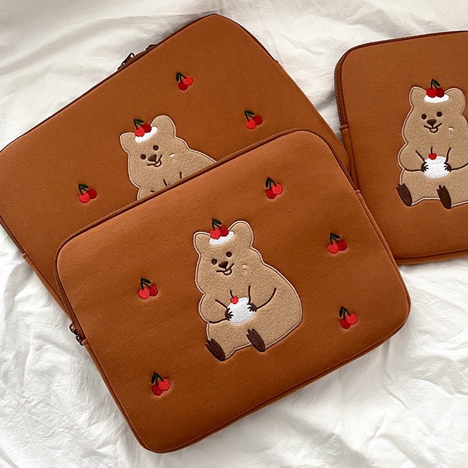 Sleeve Pouch Sarung Tas Bag Case Ipad Tab Tablet Macbook Air Pro Laptop Asus Acer Lenovo HP Huawei 11 12 13 14 15 inch Motif Gambar Beruang Bear Cake Kue Warna Coklat Brown Lucu Cute Murah Korean Model