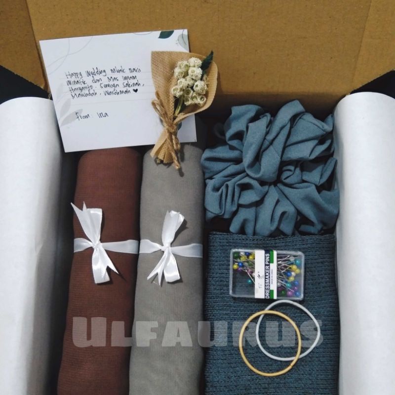 

HAMPERS HIJAB / HAMPERS CEWEK / KADO ULTAH