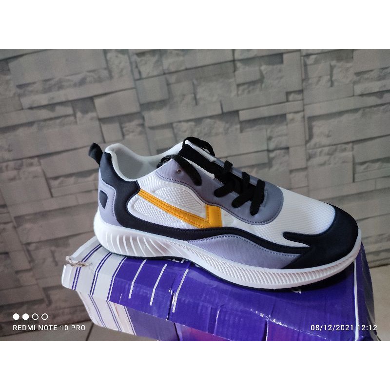 sepatu sneakers merk dr. kevin size 42(dr128)