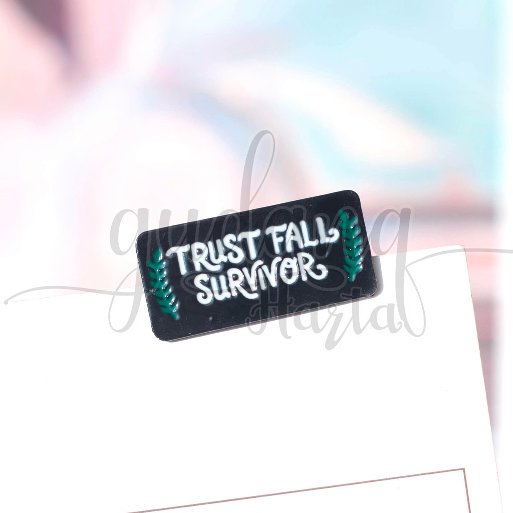 Pin Trust Fall Survivor Bros Lucu Unik GH 208262