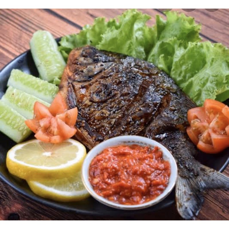 

bawal bakar atau goreng dan sambal khas lamongan