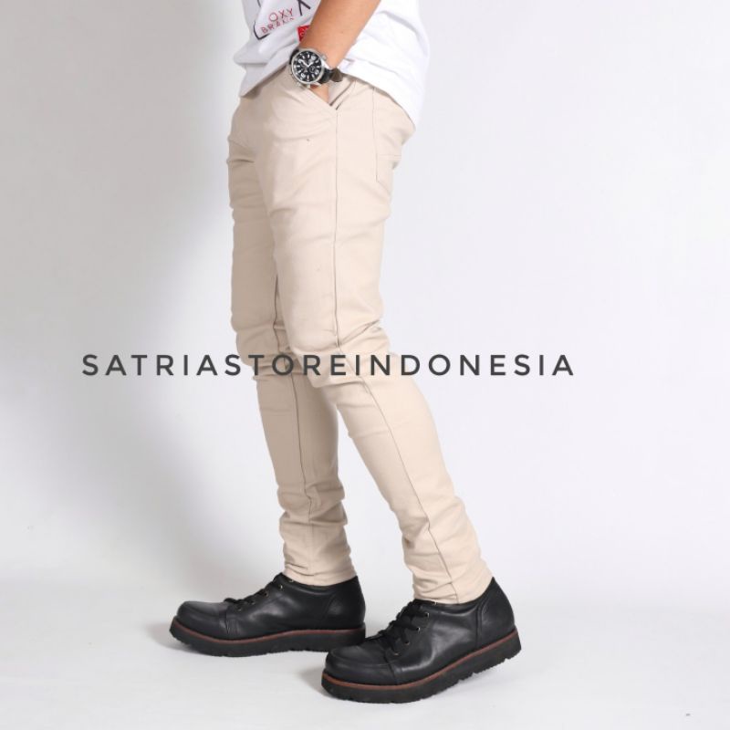 Celana chinos pria