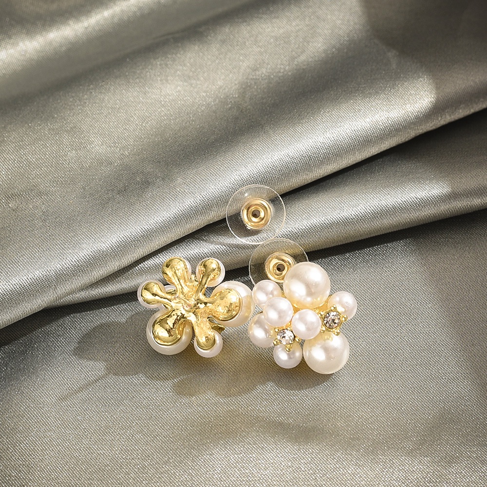 1 Pasang Anting Stud Desain Bunga Aksen Mutiara Berlian Gaya Vintage Korea Untuk Wanita