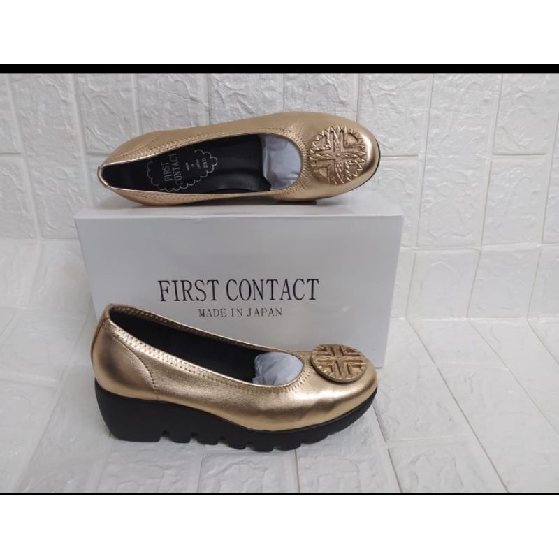 sepatu first contact logo bulat wedges 6 cm