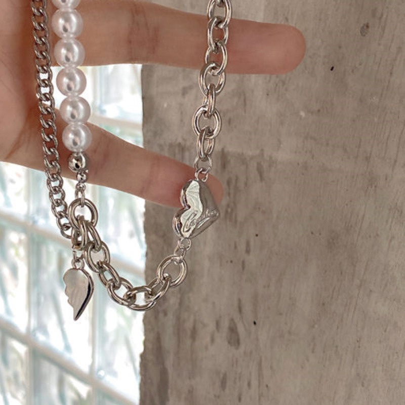 Kalung Rantai Klavikula Desain Hati Ganda Aksen Mutiara Warna Silver Untuk Aksesoris