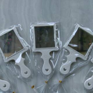 Image of Souvenir pernikahan cermin putih