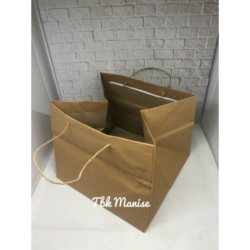 

Paper Bag 28x28x23cm untuk cake box atau mika ukuran 25x25cm