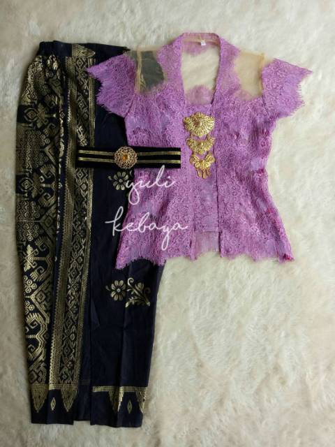 Set kebaya modifikasi warna ungu muda