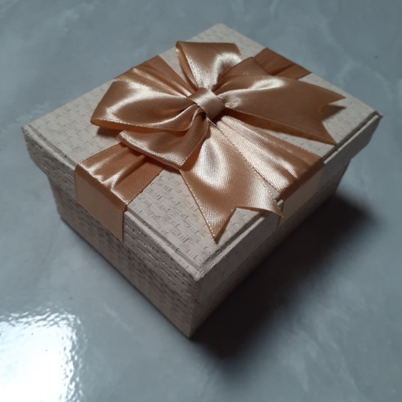 GIFT BOX IVORY MOTIF ANYAMAN / KOTAK TEMPAT KADO