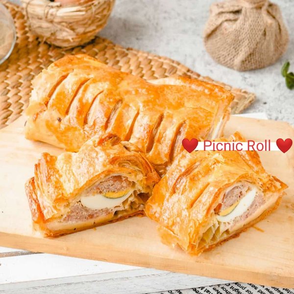 

Picnic Roll / Beef Strudel / Beef Pastry / Sausage Brood Terenak dan Teryummy 100% halal