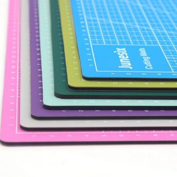 

Update - JUNESIX A4 CUTTING MAT ALAS POTONG .,