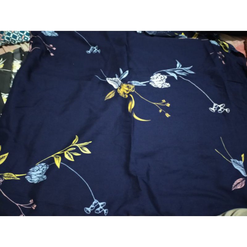 kain motif bunga warna dasar navy