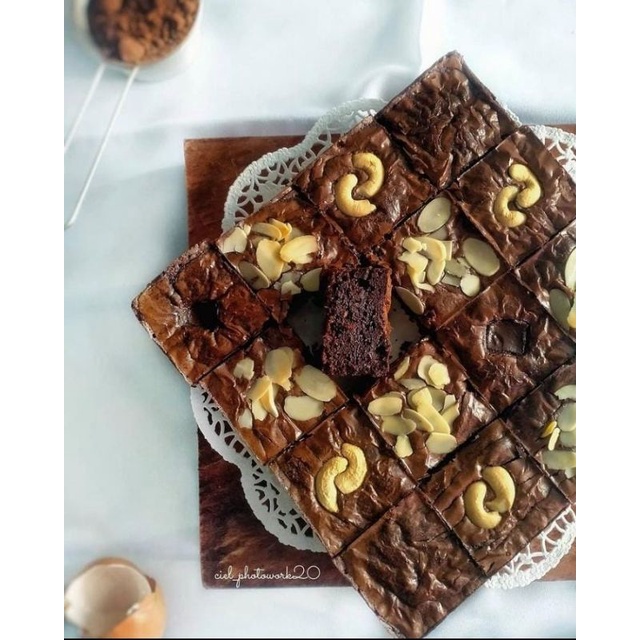 

FUDGY BROWNIES BERBAGAI TOPING 20X20