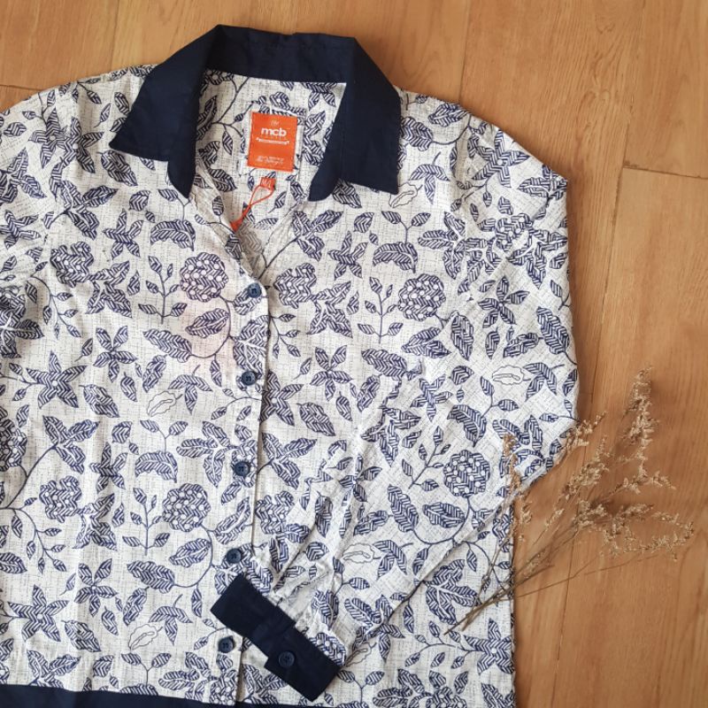 Kemeja Katun Kembang Wanita Kombinasi Biru Dongker