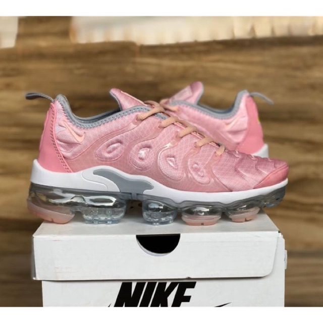 nike vapormax plus pink and white