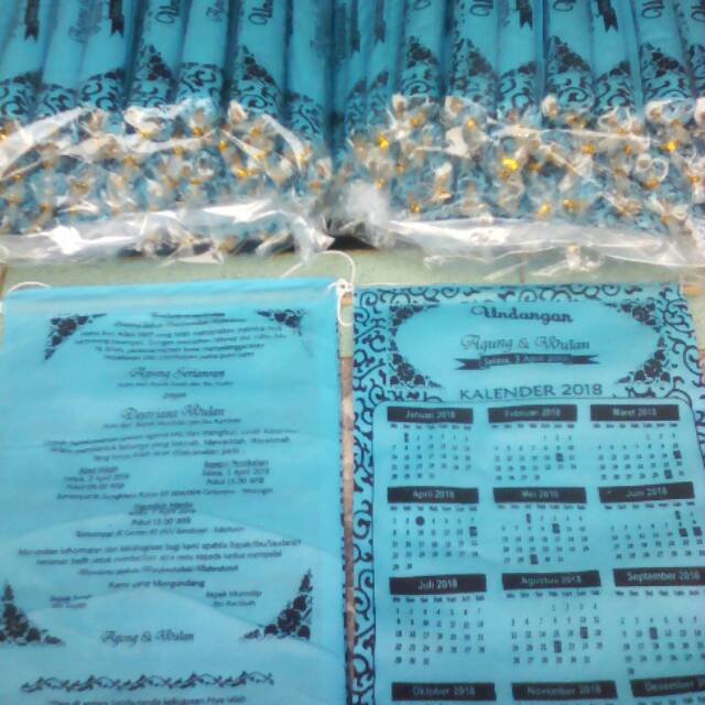 

Undangan pernikahan kalender biru muda
