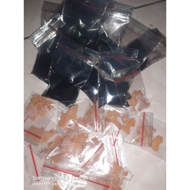 wantek/naptol warna hitam. ditambah dengan penguat warna