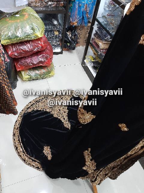 Kebaya bludru pengantin Putri kombinasi payet gold