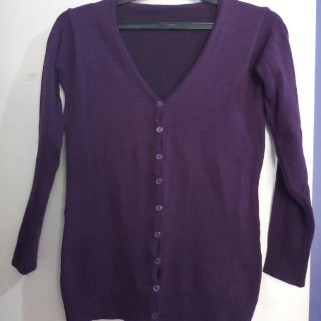 Sweater ungu kancing depan