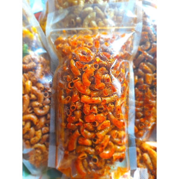 

Makaroni Kriuk pedas daun jeruk Ukuran 500gram / cemilan pedas / jajanan kekinian