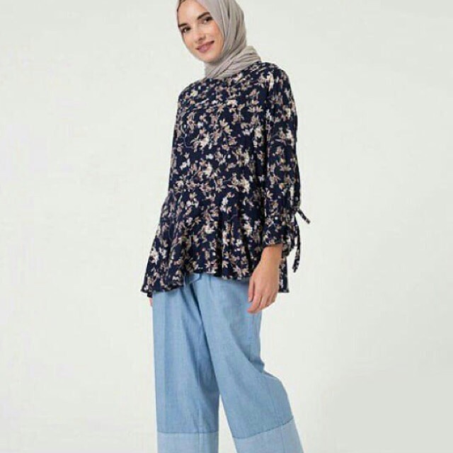 Fey top navy By ALEZA