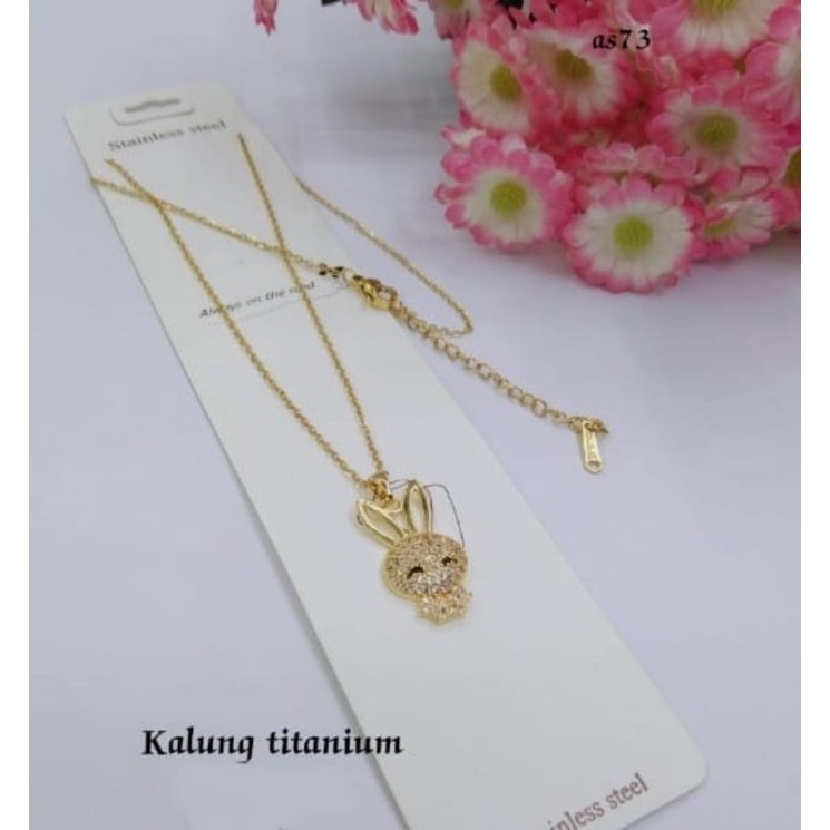 Kalung titanium bermotif boneka permata