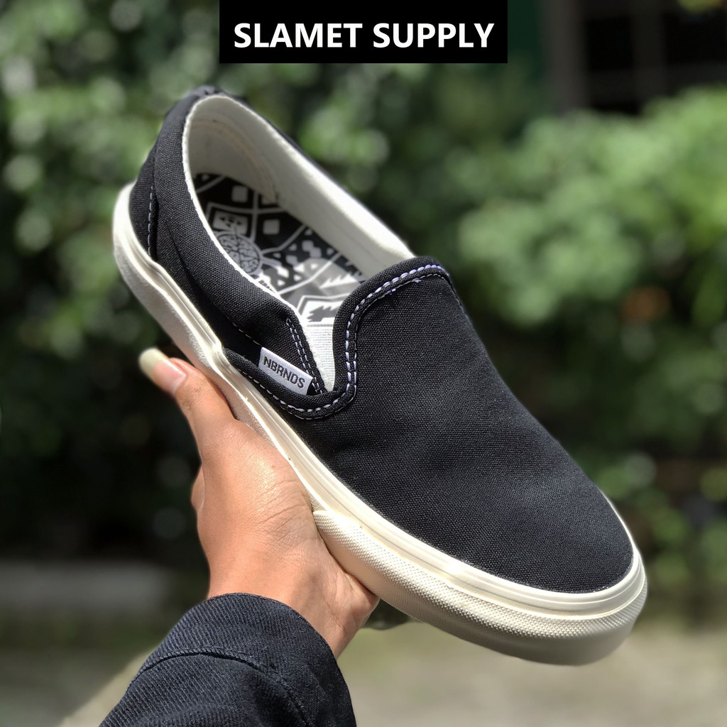 NOBRANDS FOOTWEAR SELOP BW BLACK WHITE NO BRAND NOBRAND SLIPON HITAM PUTIH