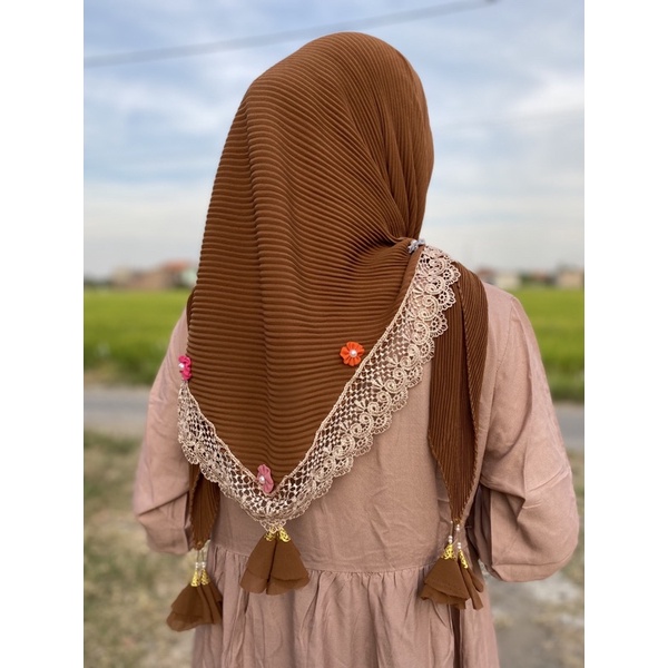 HIJAB SEGIEMPAT PLISKET NAGITA ORY KERUDUNGNAJWA SIZE LEBAR/JILBAB SEGIEMPAT PLISKET NAGITA RENDA SIZE LEBAR-1