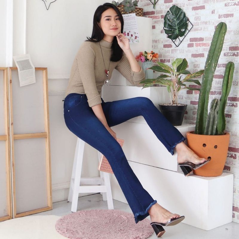 Highwaist Cutbray Rawis- Celana Jeans HW Navy