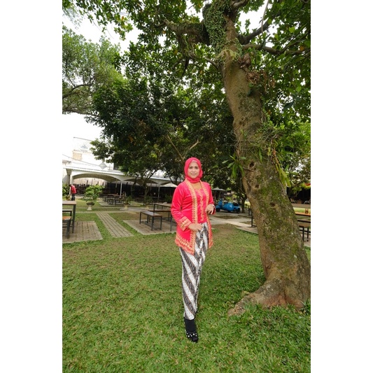 kebaya bludru merah cabe