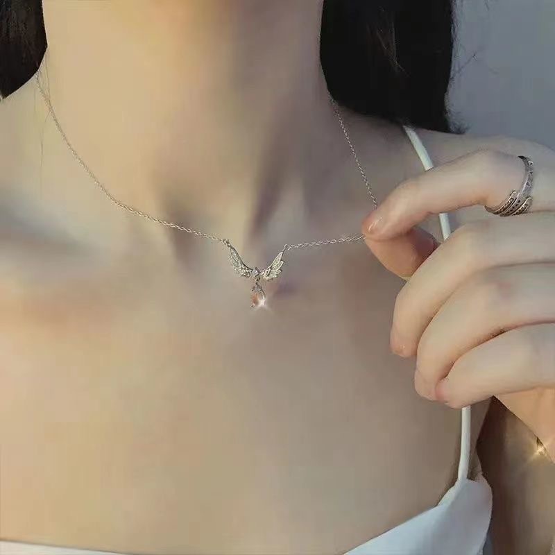 Sayap Malaikat Moonstone Pendant Kalung Wanita Mewah Desain Minoritas Rasa Rantai Klavikula Canggih Indah Joker Aksesoris