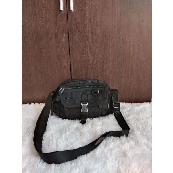 Sling bag genova Hitam