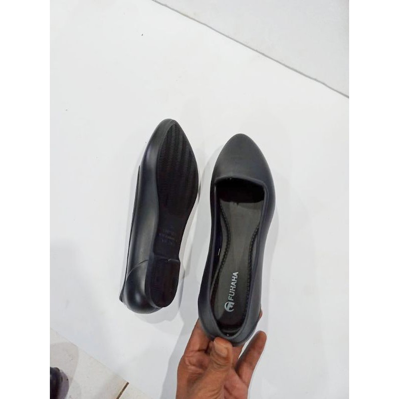 Pantopel Flats Shoes Karet Hitam Polos