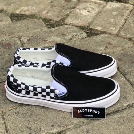 SEPATU VANS SLIPON CHEKER OG BLACK WHITE PREMIUM CHINA. SNEAKERS PRIA SEPATU SLIPON PRIA IMPORT.