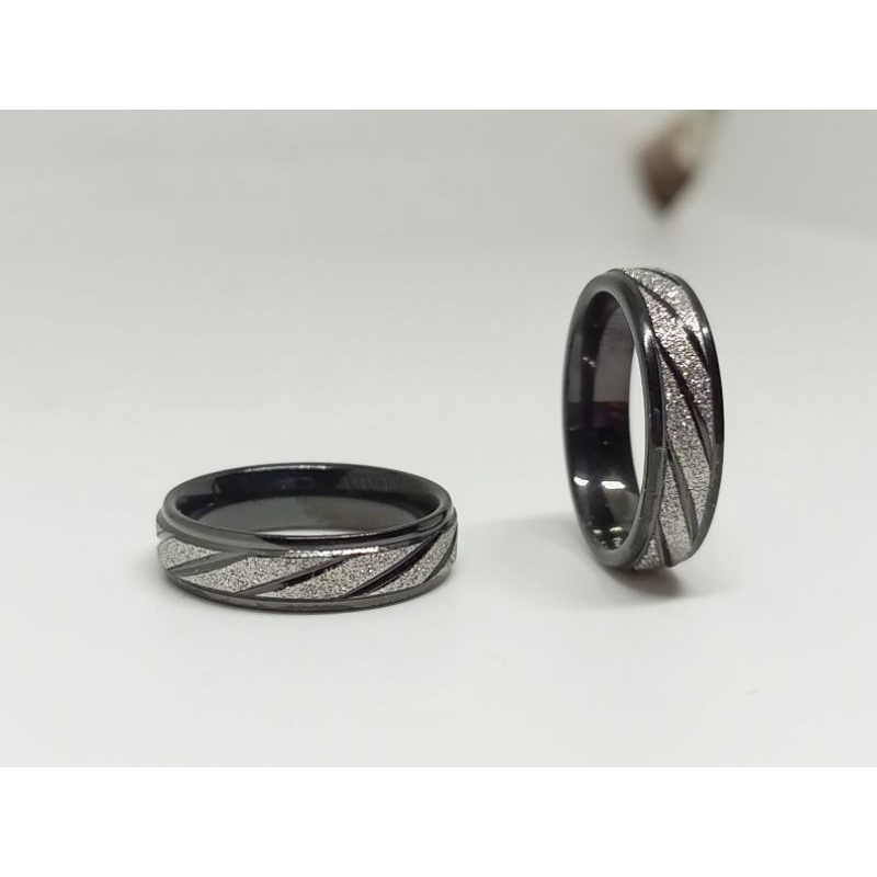 Cincin titanium pria wanita model pasir hitam putih dan gold garis silver