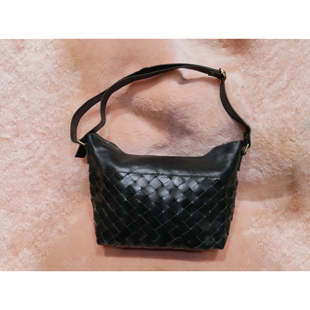 Tas Kulit Slempang Anyam Silang