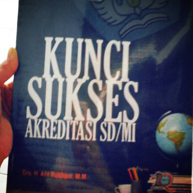 Buku Kunci Sukses Akreditasi SD/MI ditulis oleh assesor akreditasi SD/MI