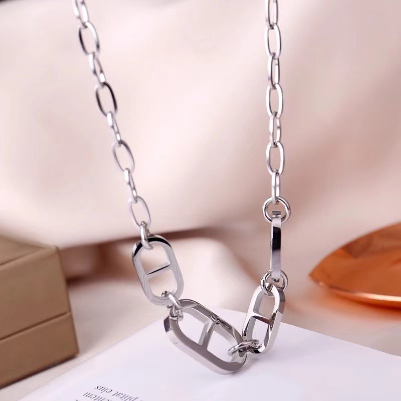 Kalung Rantai Klavikula Liontin Hidung Babi Tidak Teratur Bahan titanium steel 18k