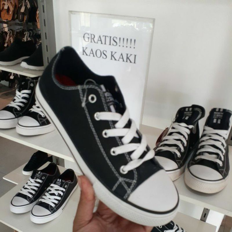 sepatu north star