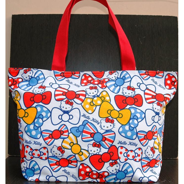 

TAS SAMPING HELLO KITTY PITA ENGLAND BAHAN KANVAS L (45X29X14)