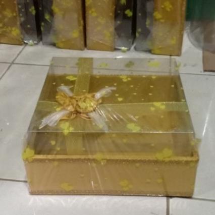

AKSESORIS PERNIKAHAN KOTAK HANTARAN/SESERAHAN TEMPAT KUE WARNA GOLD/EMAS PERLENGKAPAN PESTA CRAFT