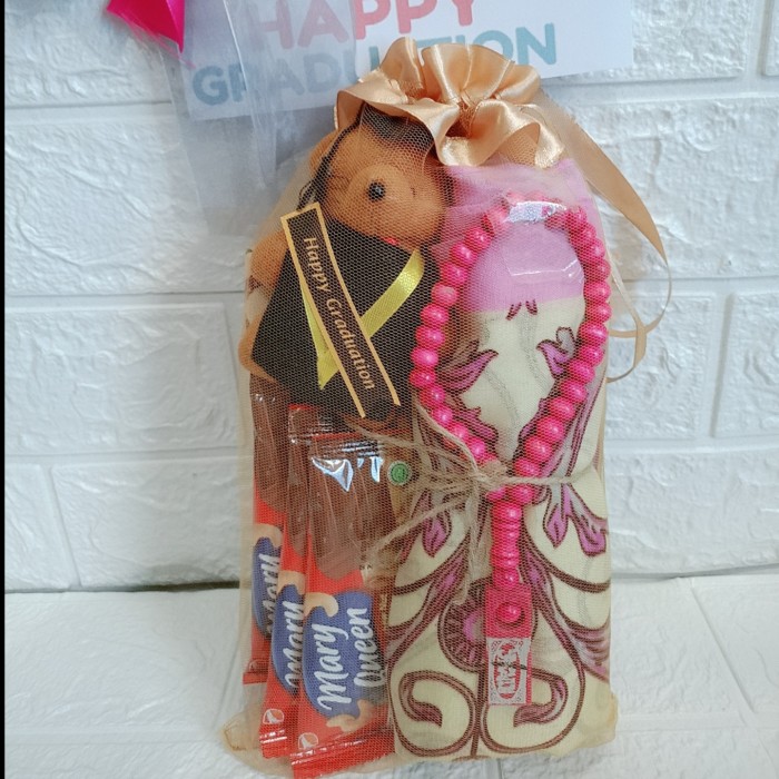 

HANTARAN-LEBARAN KADO HADIAH WISUDA GRADUATION + BONEKA + 3 BAR COKLAT + HIJAB MURAH .