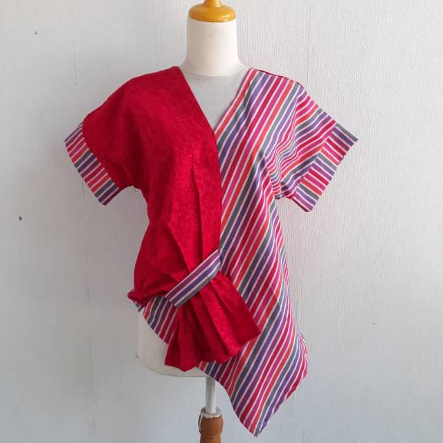 Blus tenun dan blus batik