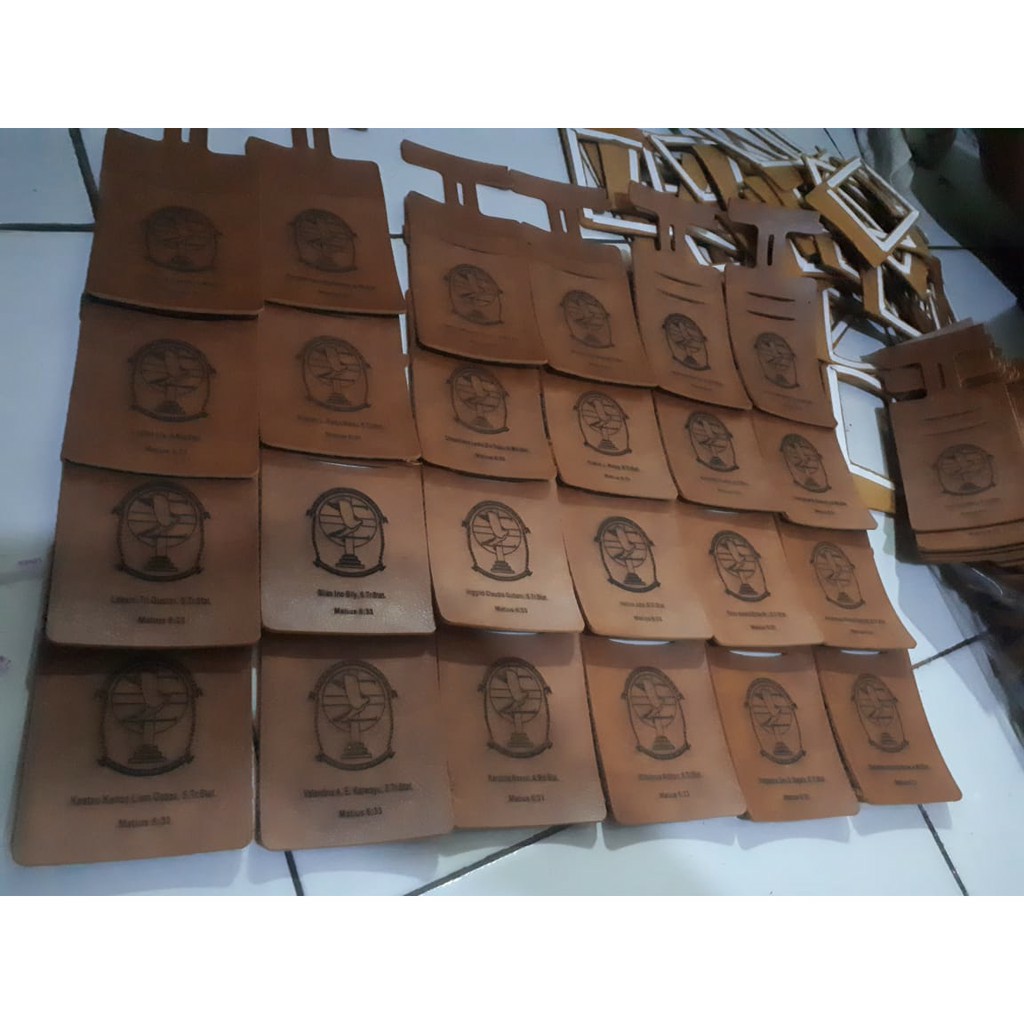 

Grafir Custom logo/nama perusahaan dua sisi id card/name tag (MIN ORDER 50 PCS)