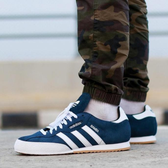 Adidas navy. Adidas Samba Suede. Адидас Самба камуфляж. Мужские образы с адидас Самба. Кроссовки мужские adidas Samba с шортами фото.