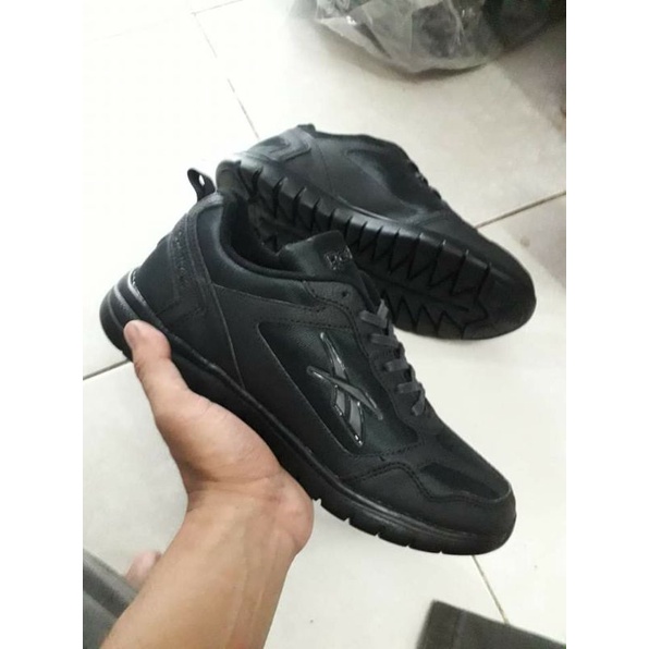 

Sepatu full black sport