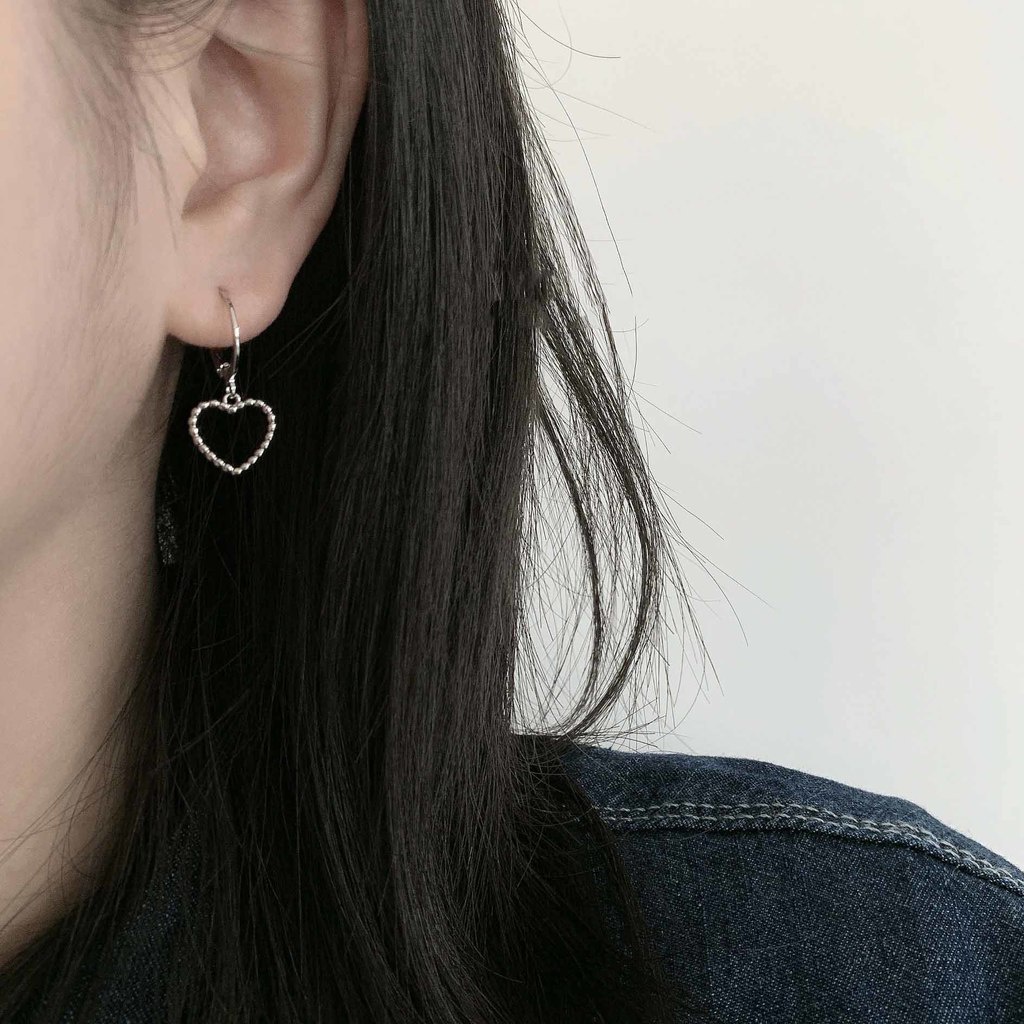 Anting Bentuk Hati Asimetris Gaya Retro