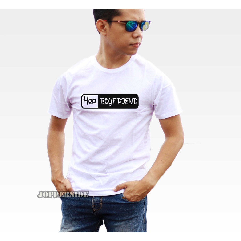 JOPPERSIDE TSHIRT KAOS DISTRO TULISAN KATA HER BOYFRIEND HER BOYFRIEND PRIA ORIGINAL PREMIUM TS26