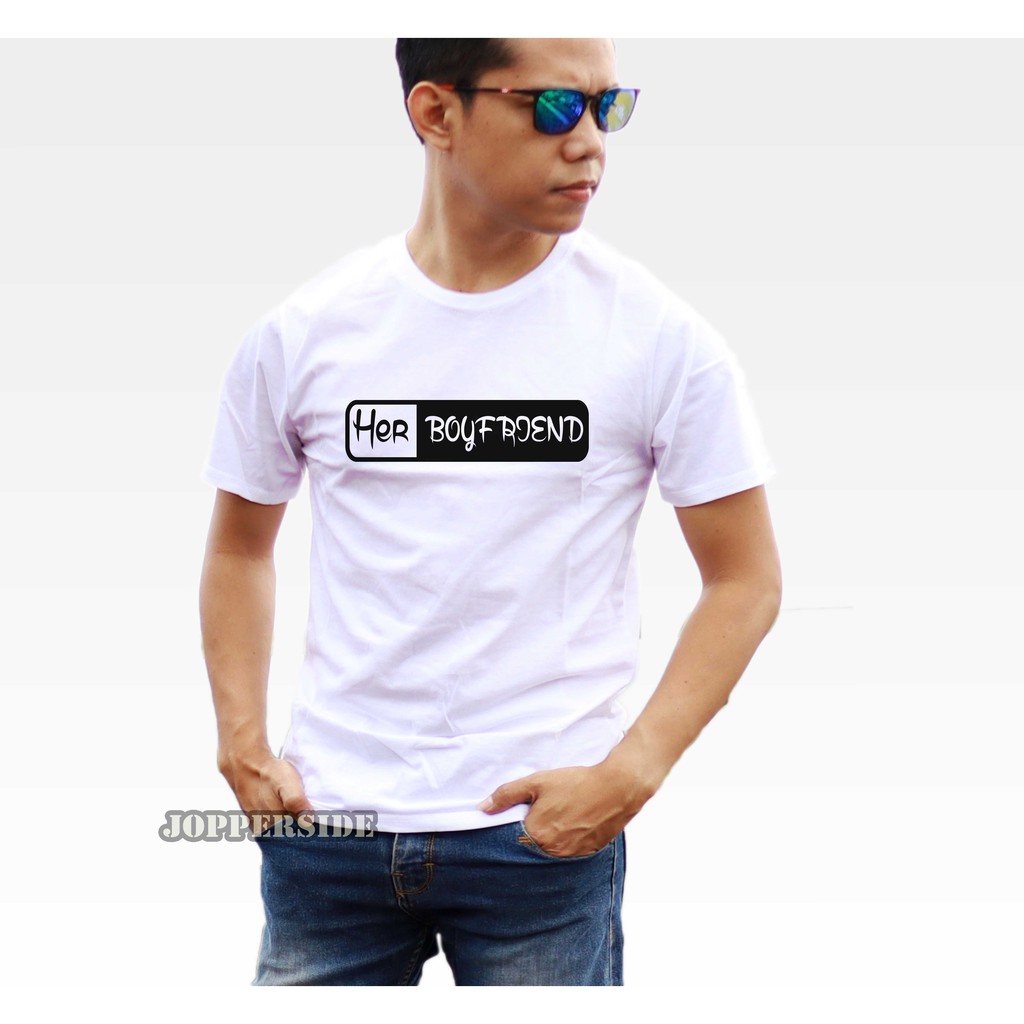 JOPPERSIDE TSHIRT KAOS DISTRO TULISAN KATA HER BOYFRIEND HER BOYFRIEND PRIA ORIGINAL PREMIUM TS26