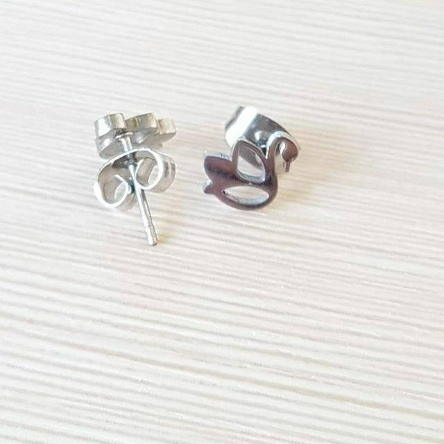 Anting tusuk angsa import titanium antikarat